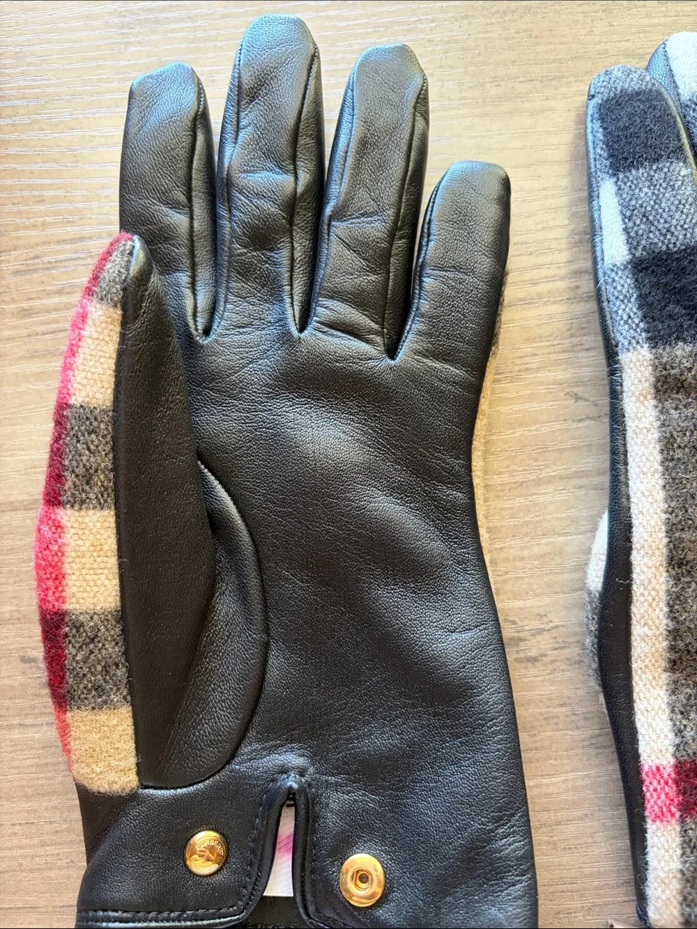 NWT Burberry Victoria Archive Beige Check gloves size 7